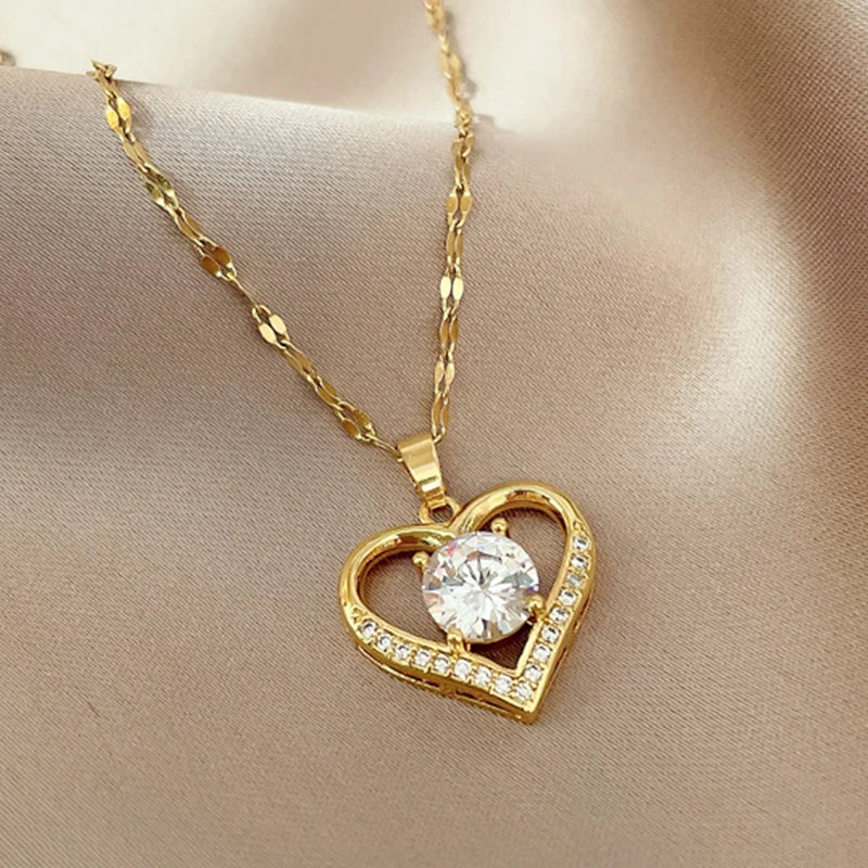 Heart-shaped pendant necklace for women