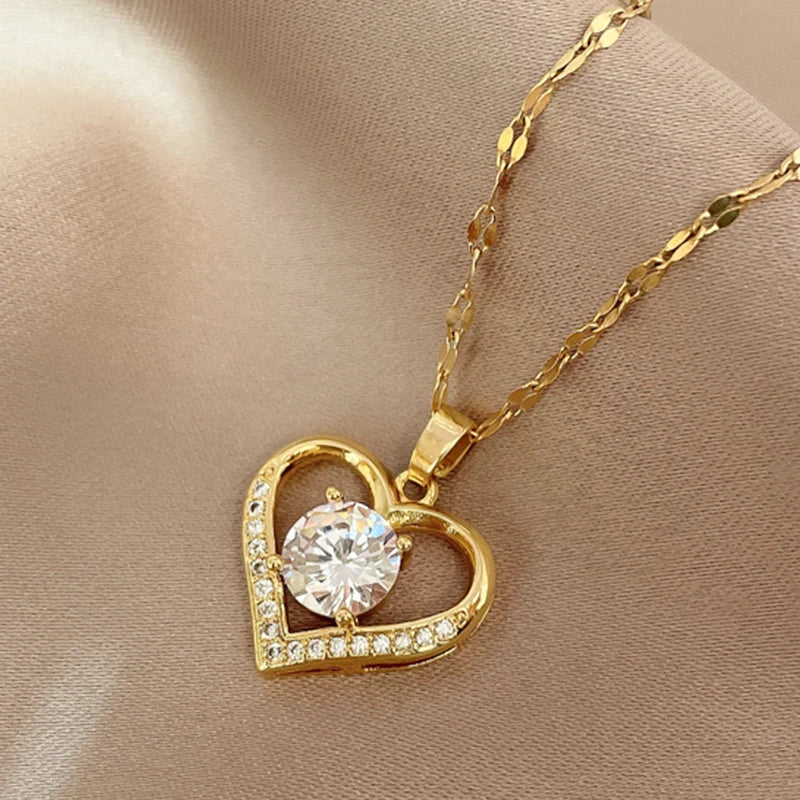 Heart-shaped pendant necklace for women