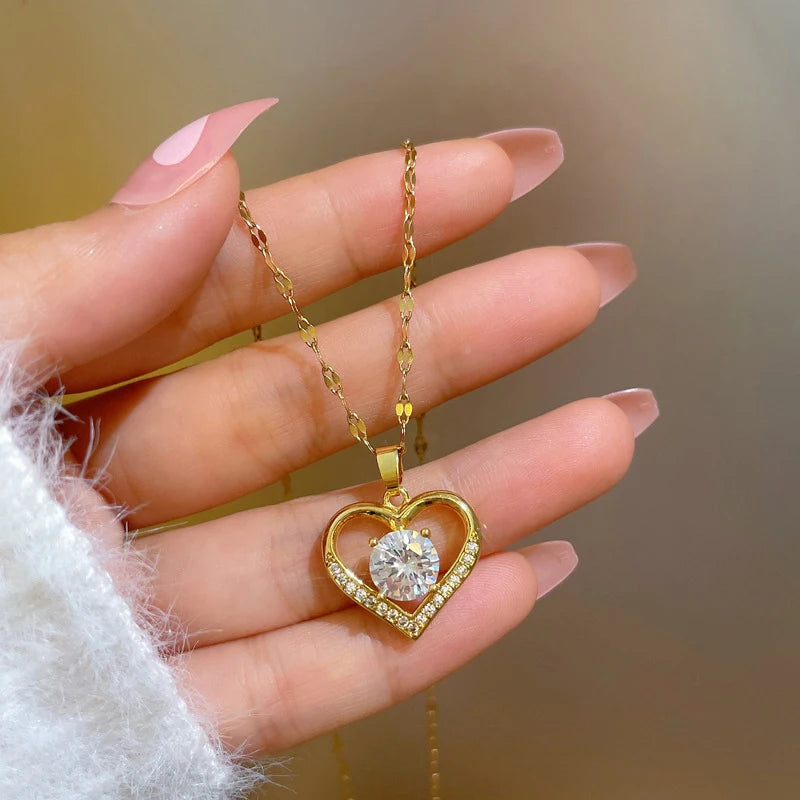 Heart-shaped pendant necklace for women