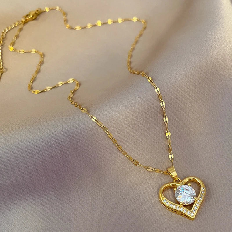 Heart-shaped pendant necklace for women