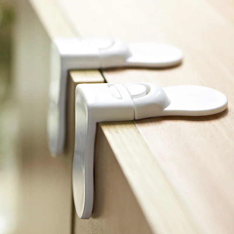 Safety lock for drawers and furniture doors with quick fixing
